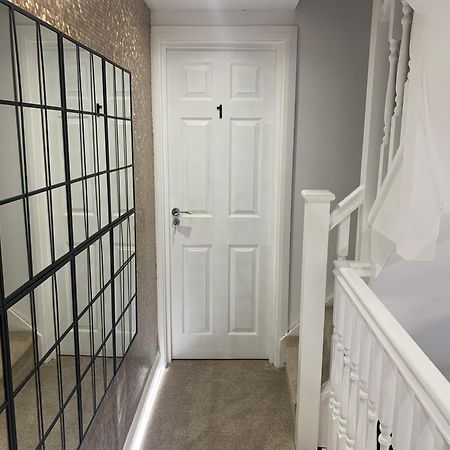 Air Conditioned Modern Double Bed Room With Private Attached Bathroom - Free Parking - Near London Heathrow Airport & Southall Broadway Exteriör bild