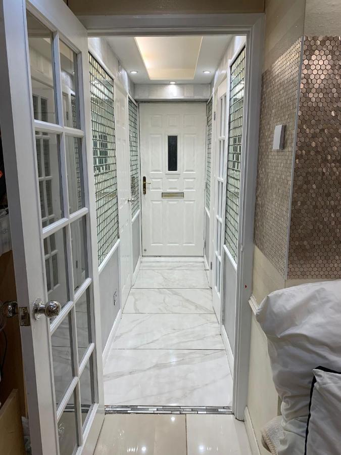 Air Conditioned Modern Double Bed Room With Private Attached Bathroom - Free Parking - Near London Heathrow Airport & Southall Broadway Exteriör bild