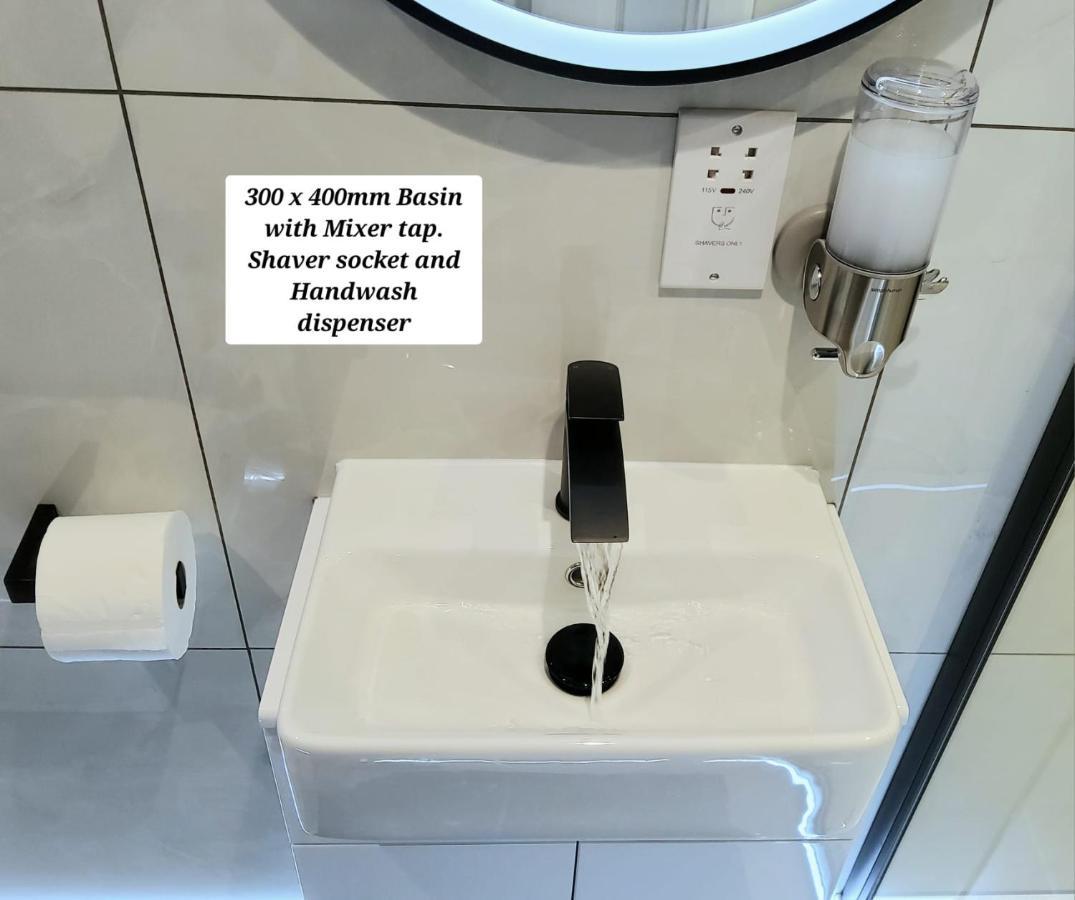 Air Conditioned Modern Double Bed Room With Private Attached Bathroom - Free Parking - Near London Heathrow Airport & Southall Broadway Exteriör bild