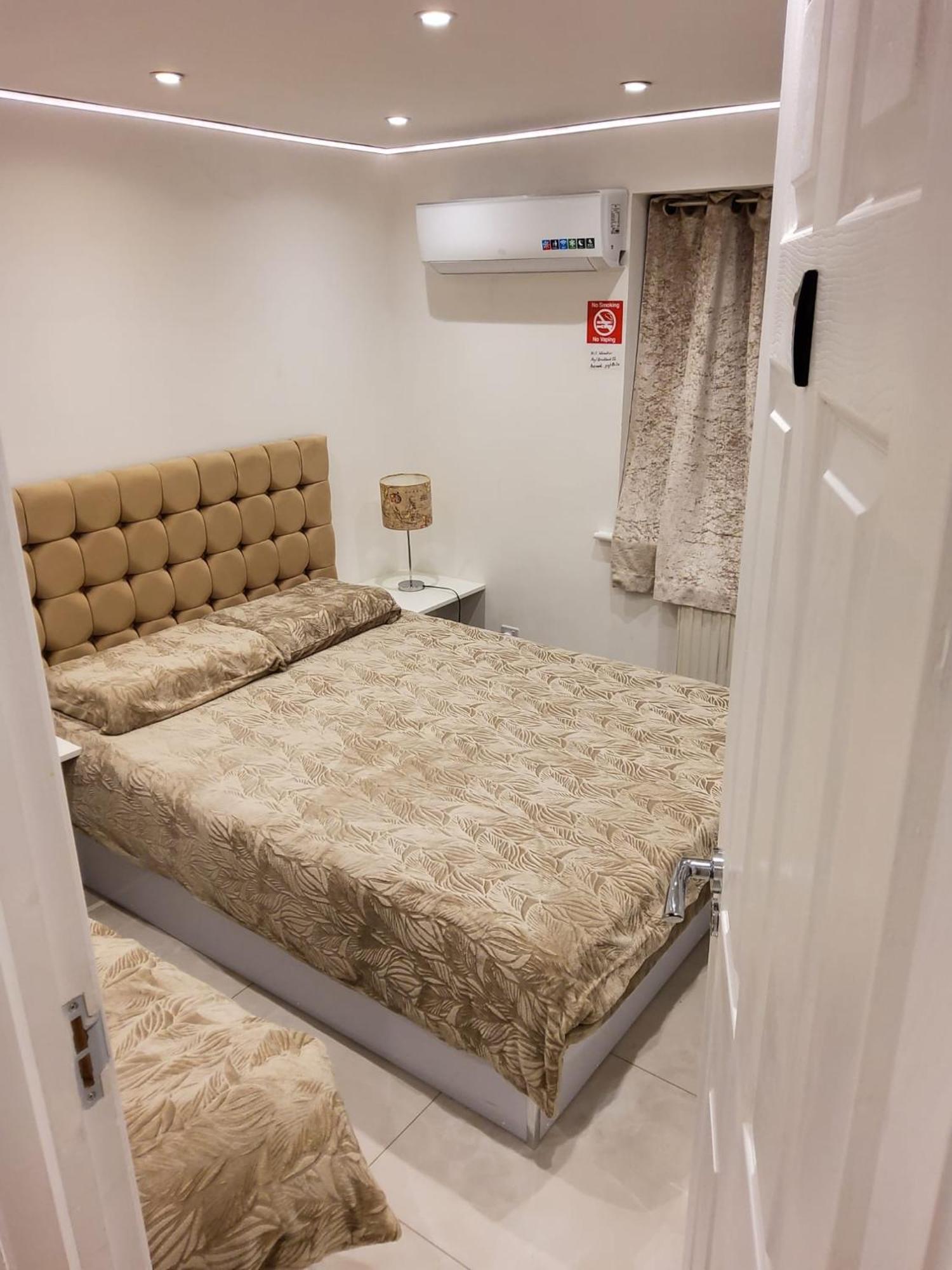 Air Conditioned Modern Double Bed Room With Private Attached Bathroom - Free Parking - Near London Heathrow Airport & Southall Broadway Exteriör bild